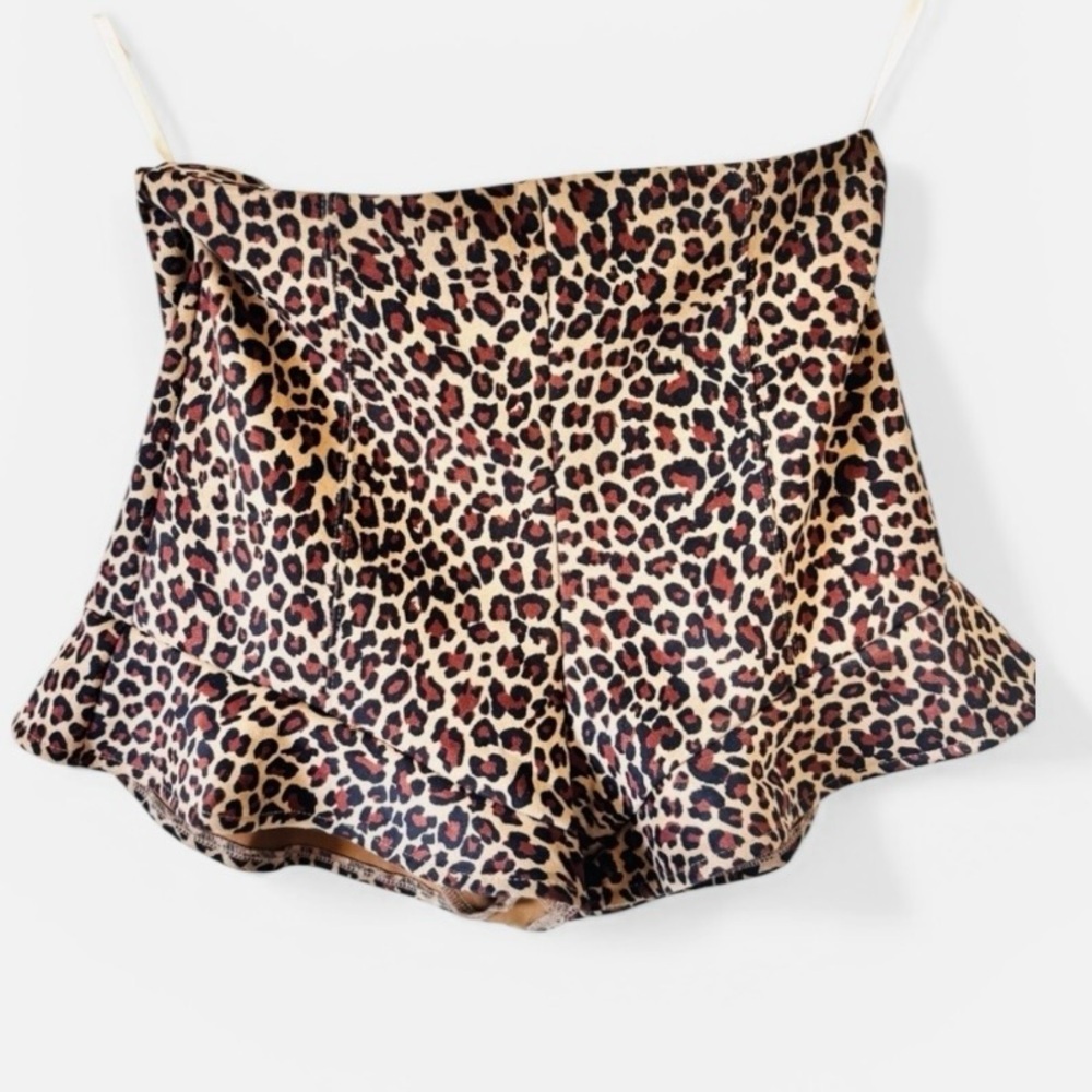 She & Sky Leopard Print Women's Ruffle  Shorts S but fit like M